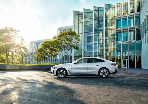 BMW раскрыла подробности электрокара i4: две комплектации, запас хода до 590 км, поддержка быстрой зарядки, 5G и ценник от $55 400
BMW раскрыла подробности электрокара i4: две комплектации, запас хода до 590 км, поддержка быстрой зарядки, 5G и ценник от $55 400