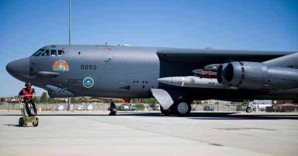 Ядерный бомбардировщик B-52H Stratofortress во второй раз испытал боевой прототип гиперзвуковой ракеты AGM-183A ARRW
Ядерный бомбардировщик B-52H Stratofortress во второй раз испытал боевой прототип гиперзвуковой ракеты AGM-183A ARRW