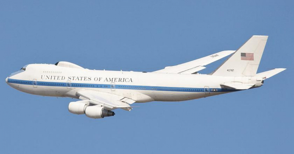 
							1 час полёта самолёта судного дня Boeing E-4B Nightwatch стоит почти $400&nbsp;000 &ndash; тройку входят ядерный бомбардировщик B-2 Spirit и сверхзвуковой B-1B Lancer
						