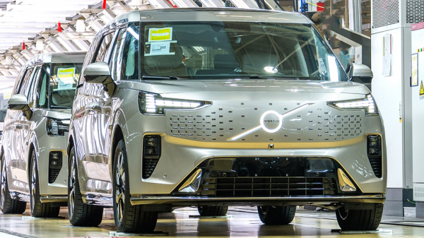 Volvo запустила массовое производство люксового электрического минивэна EM90 с запасом хода до 738 км Volvo запустила массовое производство люксового электрического минивэна EM90 с запасом хода до 738 км