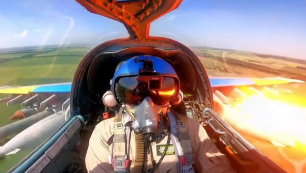Опубликовано эффектное видео из кабины пилота штурмовика Су-25 «Грач» с запуском ракет С-25
Опубликовано эффектное видео из кабины пилота штурмовика Су-25 «Грач» с запуском ракет С-25