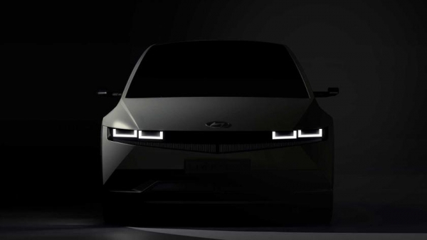 Hyundai показала тизеры электрического кроссовера IONIQ 5 с угловатым дизайном и сверхбыстрой зарядкой
Hyundai показала тизеры электрического кроссовера IONIQ 5 с угловатым дизайном и сверхбыстрой зарядкой