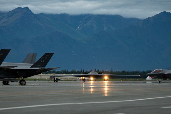 
							B-2 Spirit, B-52H Stratofortress и B-1B Lancer &ndash; ВВС США одновременно использовали сразу все типы стратегических бомбардировщиков
						