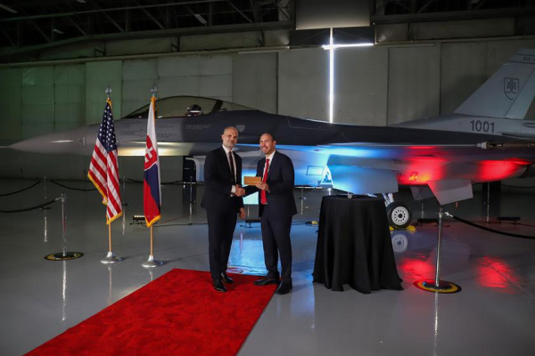 
							Lockheed Martin представила первый модернизированный истребитель четвёртого поколения F-16 Block 70 для ВВС Словакии
						