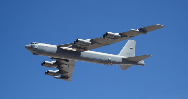 ВВС США готовят ядерный бомбардировщик B-52H Stratofortress к испытанию гиперзвуковой ракеты AGM-183A ARRW, которая сможет развивать скорость 24 700 км/ч
ВВС США готовят ядерный бомбардировщик B-52H Stratofortress к испытанию гиперзвуковой ракеты AGM-183A ARRW, которая сможет развивать скорость 24 700 км/ч