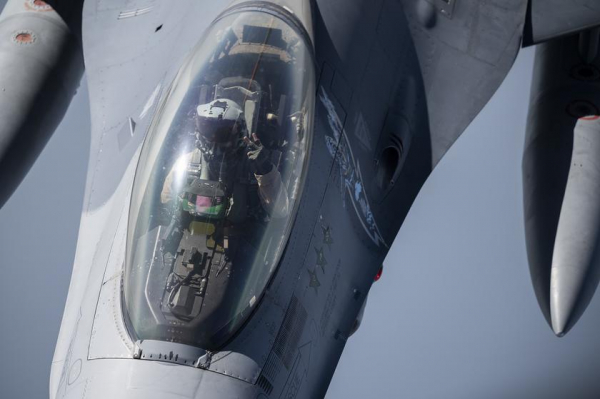 
							США отправили в Персидский залив для сдерживания Ирана истребитель F-16 Fighting Falcon, который в одном бою уничтожил три самолёта J-21 Jastreb
						