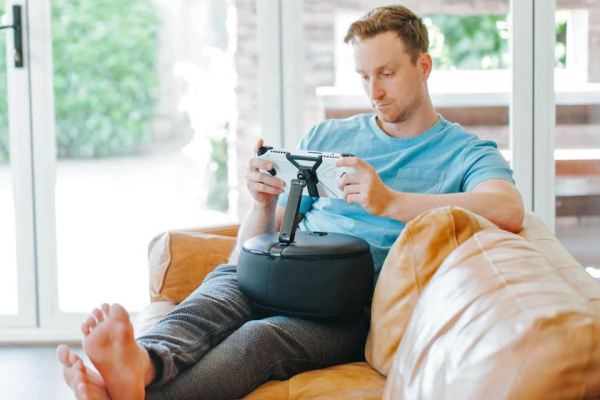 Mechanism Gaming Pillow — подушка для комфортного гейминга с держателем для смартфона или портативной консоли Mechanism Gaming Pillow — подушка для комфортного гейминга с держателем для смартфона или портативной консоли