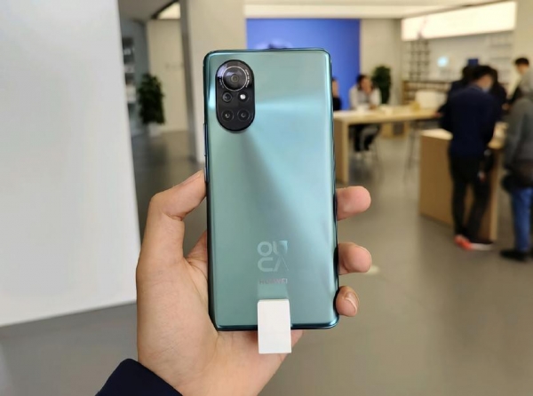 
						Huawei Nova 8 появился на фотографиях с гигантской овальной камерой и &laquo;дырявым&raquo; дисплеем
					