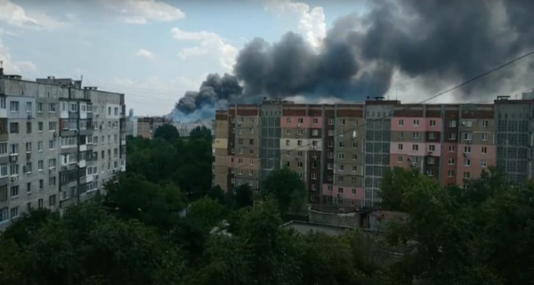 
						Снова работа американских РСЗО HIMARS? В оккупированном Донецке горит один из самых больших складов оружия россиян
					