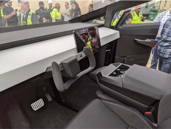 Илон Маск показал новые детали Tesla Cybertruck: 17-дюймовый экран и штурвал, как у Tesla Model S (2021)
Илон Маск показал новые детали Tesla Cybertruck: 17-дюймовый экран и штурвал, как у Tesla Model S (2021)