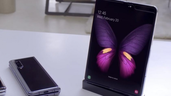 Samsung готовит «бюджетный» складной смартфон Galaxy Fold Lite по цене обычного флагмана
Samsung готовит «бюджетный» складной смартфон Galaxy Fold Lite по цене обычного флагмана