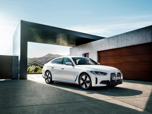 BMW раскрыла подробности электрокара i4: две комплектации, запас хода до 590 км, поддержка быстрой зарядки, 5G и ценник от $55 400
BMW раскрыла подробности электрокара i4: две комплектации, запас хода до 590 км, поддержка быстрой зарядки, 5G и ценник от $55 400