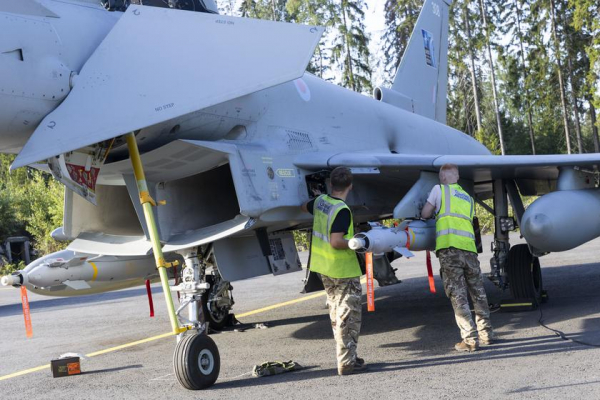 
							Великобритания отправила истребители Eurofighter Typhoon FGR4 к границе с россией для отработки боевых действий в воздухе и уничтожения целей на земле
						