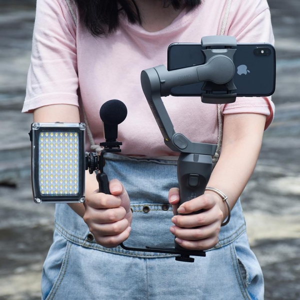 Внешний микрофон и свет для стабилизаторов типа DJI Osmo Mobile за $30
Внешний микрофон и свет для стабилизаторов типа DJI Osmo Mobile за $30