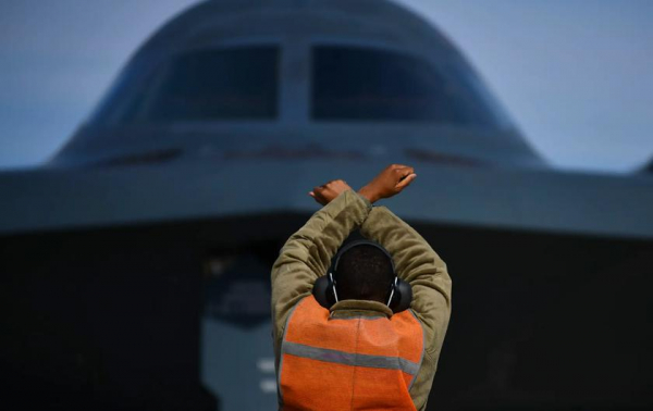 США подняли в небо одновременно 40% флота ядерных бомбардировщиков B-2 Spirit стоимостью более $2 млрд
США подняли в небо одновременно 40% флота ядерных бомбардировщиков B-2 Spirit стоимостью более $2 млрд