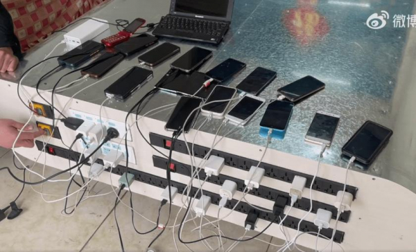 Имеет 60 портов и может зарядить 5000 смартфонов: энтузиаст сделал гигантский Power Bank на 27 000 000 мАч
Имеет 60 портов и может зарядить 5000 смартфонов: энтузиаст сделал гигантский Power Bank на 27 000 000 мАч