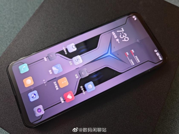 Игровой смартфон Lenovo Legion 2 Pro появился на «живых» снимках с необычным дизайном задней панели
Игровой смартфон Lenovo Legion 2 Pro появился на «живых» снимках с необычным дизайном задней панели