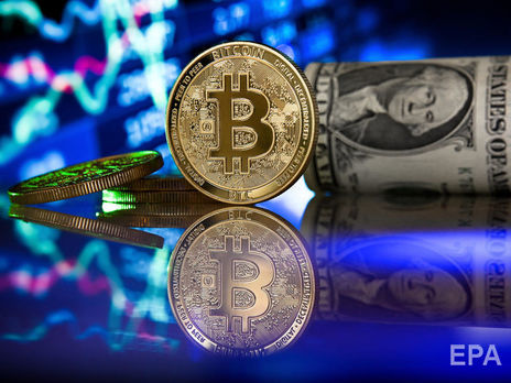 Биткоин за сутки подешевел на 12%