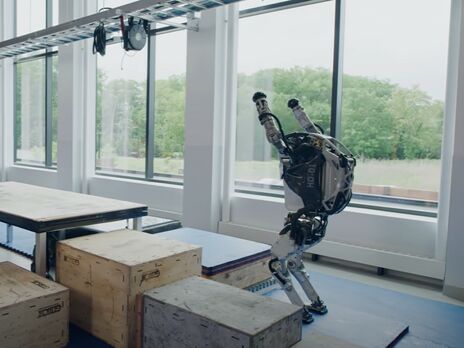 Boston Dynamics показала, как их роботы занимаются паркуром. Видео