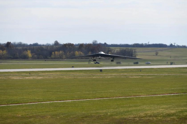 США подняли в небо одновременно 40% флота ядерных бомбардировщиков B-2 Spirit стоимостью более $2 млрд
США подняли в небо одновременно 40% флота ядерных бомбардировщиков B-2 Spirit стоимостью более $2 млрд