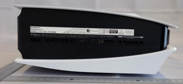 Живые фото PlayStation 5 показывают насколько консоль огромная
Живые фото PlayStation 5 показывают насколько консоль огромная