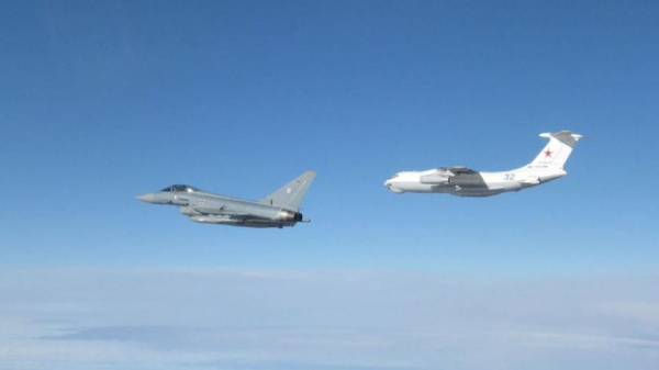 Британский и немецкий истребители Eurofighter Typhoon перехватили российские самолёты возле границ НАТО
Британский и немецкий истребители Eurofighter Typhoon перехватили российские самолёты возле границ НАТО