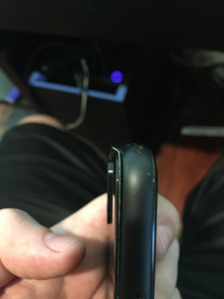 
						У смартфонов Google Pixel 4 XL отклеивается задняя панель
					