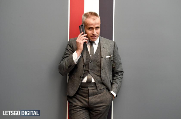Samsung также готовит специальную версию смартфона Galaxy Z Flip 3 — Thom Browne Edition, и вот какой она будет
Samsung также готовит специальную версию смартфона Galaxy Z Flip 3 — Thom Browne Edition, и вот какой она будет