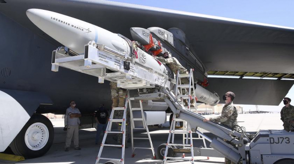 ВВС США готовят ядерный бомбардировщик B-52H Stratofortress к испытанию гиперзвуковой ракеты AGM-183A ARRW, которая сможет развивать скорость 24 700 км/ч
ВВС США готовят ядерный бомбардировщик B-52H Stratofortress к испытанию гиперзвуковой ракеты AGM-183A ARRW, которая сможет развивать скорость 24 700 км/ч