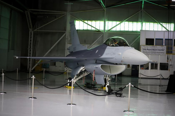 
							Lockheed Martin представила первый модернизированный истребитель четвёртого поколения F-16 Block 70 для ВВС Словакии
						