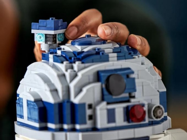 
						В честь 50-летия Lucasfilm: LEGO представила новый набор дроида R2-D2 из &laquo;Звёздных войн&raquo;
					