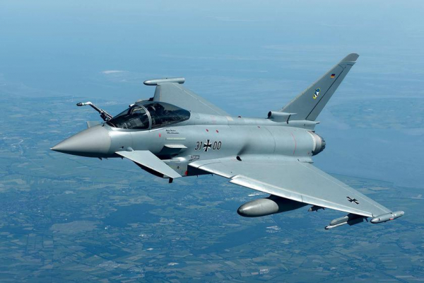 Германия подняла в небо два многоцелевых истребителя Eurofighter Typhoon для перехвата российских самолётов МиГ-31, Су-27 и Ил-62М
Германия подняла в небо два многоцелевых истребителя Eurofighter Typhoon для перехвата российских самолётов МиГ-31, Су-27 и Ил-62М