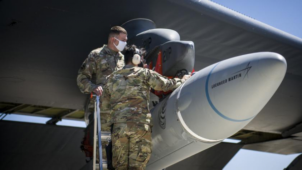 
							Boeing разработал новый пилон для переноса испытаний гиперзвуковых ракет с B-52H Stratofortress на сверхзвуковой бомбардировщик B-1B Lancer
						