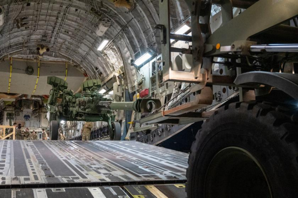 
						Новая партия дальнобойных гаубиц М777 из США готова к отправке в Украину (фото)
					