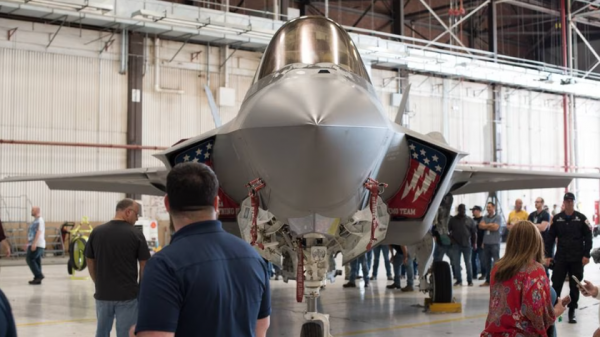 Логистическая концепция Just in Time в поставках деталей для истребителей F-35 может привести к катастрофе в будущих войнах
Логистическая концепция Just in Time в поставках деталей для истребителей F-35 может привести к катастрофе в будущих войнах