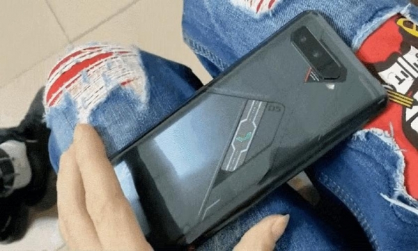 ASUS ROG Phone 4 «засветился» на видео с дополнительным экраном на задней стороне
ASUS ROG Phone 4 «засветился» на видео с дополнительным экраном на задней стороне