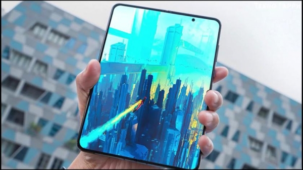 
						Складной Samsung Galaxy Fold 2 на видеорендере со всех сторон
					