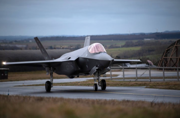 В 2022 году ВВС США отправили в Европу 12 истребителей F-35 Lightning II для обнаружения российских зенитно-ракетных комплексов С-300
В 2022 году ВВС США отправили в Европу 12 истребителей F-35 Lightning II для обнаружения российских зенитно-ракетных комплексов С-300