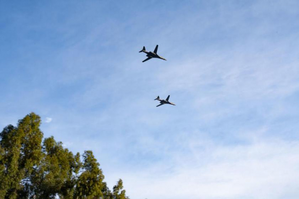 
							Сверхзвуковые стратегические бомбардировщики B-1B Lancer пролетели над стадионом Роуз Боул во время Парада роз
						