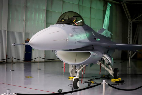 
							Lockheed Martin представила первый модернизированный истребитель четвёртого поколения F-16 Block 70 для ВВС Словакии
						