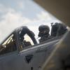 Легендарный самолёт A-10C Thunderbolt II с авиабазы «Муди» совершил последний полёт перед уходом на пенсию после 14 125 лётных часов
Легендарный самолёт A-10C Thunderbolt II с авиабазы «Муди» совершил последний полёт перед уходом на пенсию после 14 125 лётных часов