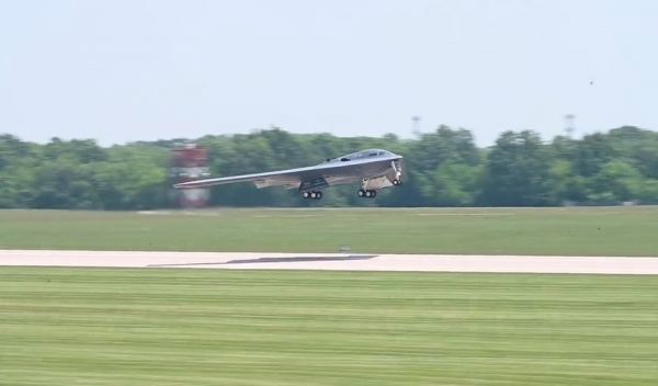 
							ВВС США опубликовали видео первого полёта ядерного бомбардировщика B-2 Spirit после почти полугодичной паузы
						