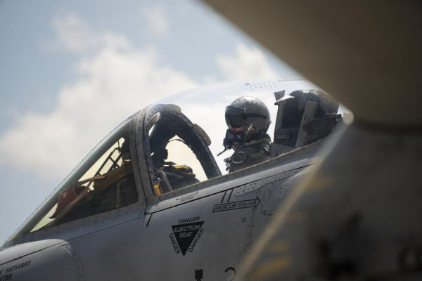 Легендарный самолёт A-10C Thunderbolt II с авиабазы «Муди» совершил последний полёт перед уходом на пенсию после 14 125 лётных часов
Легендарный самолёт A-10C Thunderbolt II с авиабазы «Муди» совершил последний полёт перед уходом на пенсию после 14 125 лётных часов