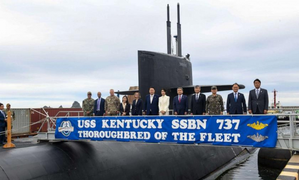 
							ABC News показал эксклюзивный сюжет с атомной субмарины USS Kentucky (SSBN-737), которая может нести ядерное оружие и недавно прибыла в Республику Корея
						