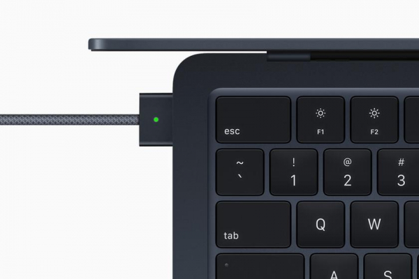 
						Apple показала обновленный MacBook Air: новый чип M2, &laquo;монобровь&raquo;, MagSafe и быстрая зарядка за $1200
					