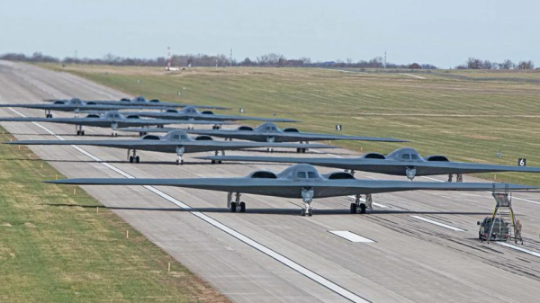 США подняли в небо одновременно 40% флота ядерных бомбардировщиков B-2 Spirit стоимостью более $2 млрд
США подняли в небо одновременно 40% флота ядерных бомбардировщиков B-2 Spirit стоимостью более $2 млрд