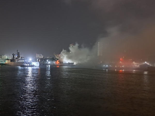 В Индии загорелся и перевернулся фрегат Brahmaputra В Индии загорелся и перевернулся фрегат Brahmaputra