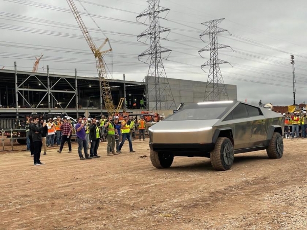 Илон Маск показал новые детали Tesla Cybertruck: 17-дюймовый экран и штурвал, как у Tesla Model S (2021)
Илон Маск показал новые детали Tesla Cybertruck: 17-дюймовый экран и штурвал, как у Tesla Model S (2021)