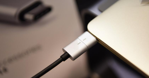 Директор службы маркетинга Apple подтвердил, что компания откажется от Lightning в пользу USB-C в iPhone
Директор службы маркетинга Apple подтвердил, что компания откажется от Lightning в пользу USB-C в iPhone