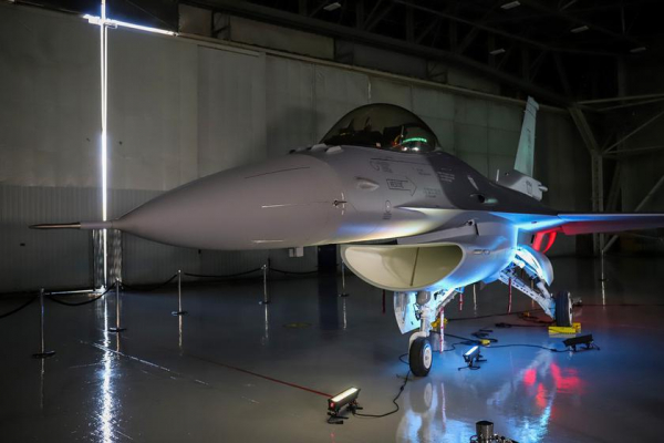 
							Lockheed Martin представила первый модернизированный истребитель четвёртого поколения F-16 Block 70 для ВВС Словакии
						